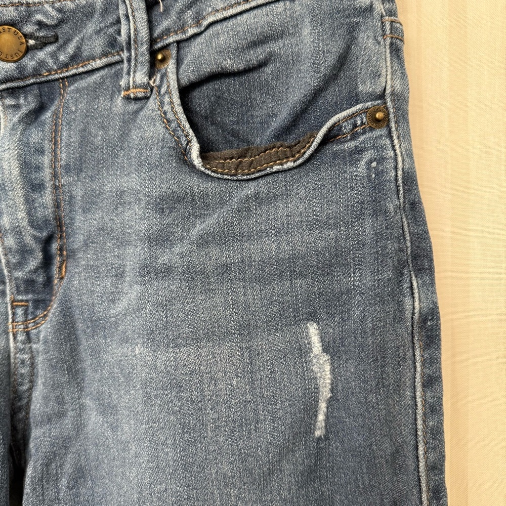 JUST USA Rhea Medium wash mid rise skinny jeans with light distressing - Picture 4 of 5